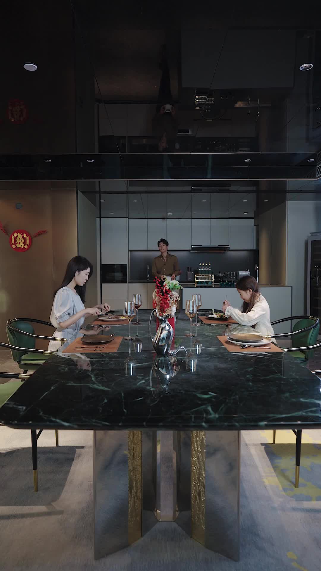 Folge 2 - Warme Tage, dunkle Geheimnisse