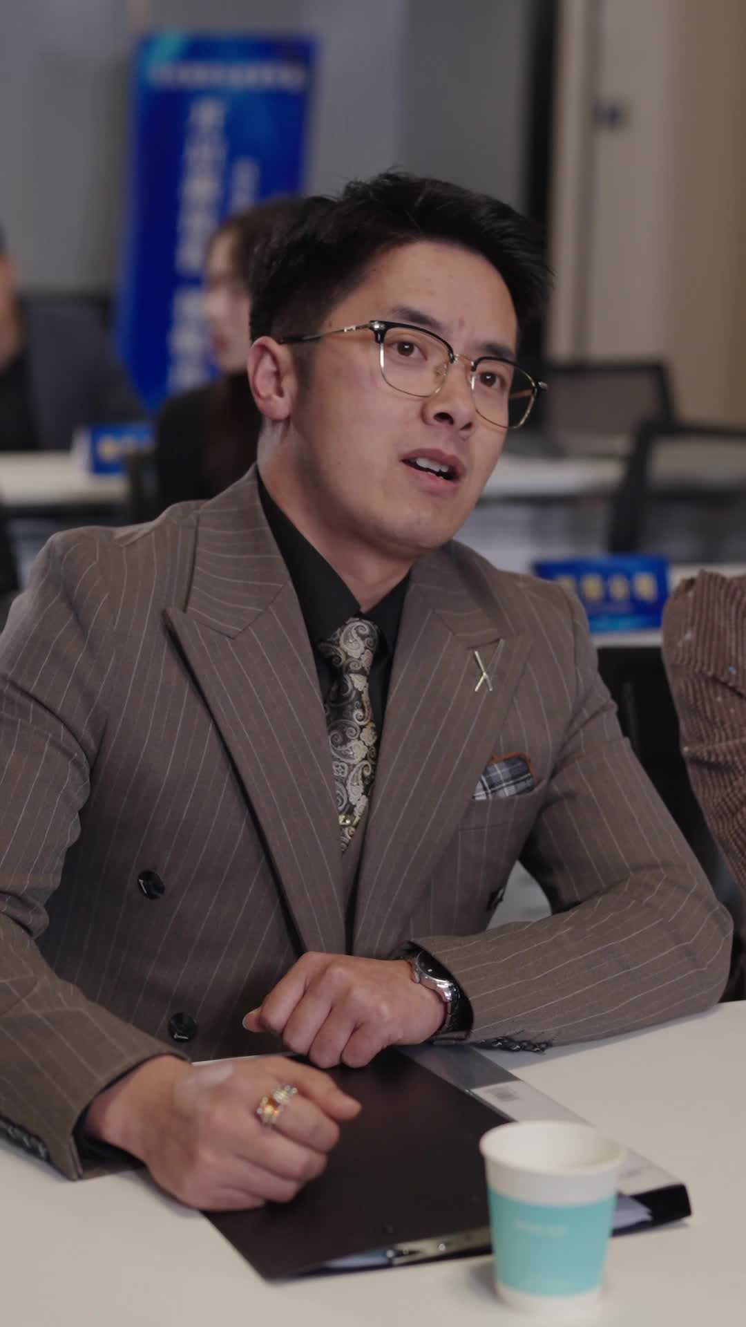 Folge 10 - Ist Charlottes Schwäche ein Racheplan?