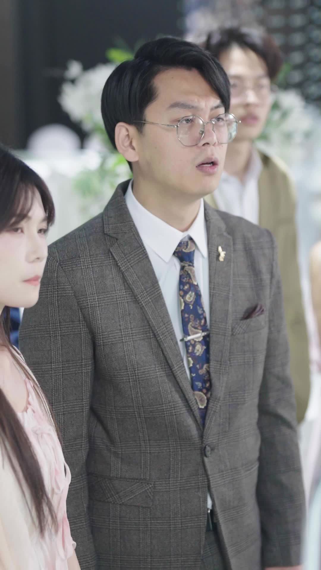 Folge 15 - Charlottes exklusive Einladung auslöst Kritik