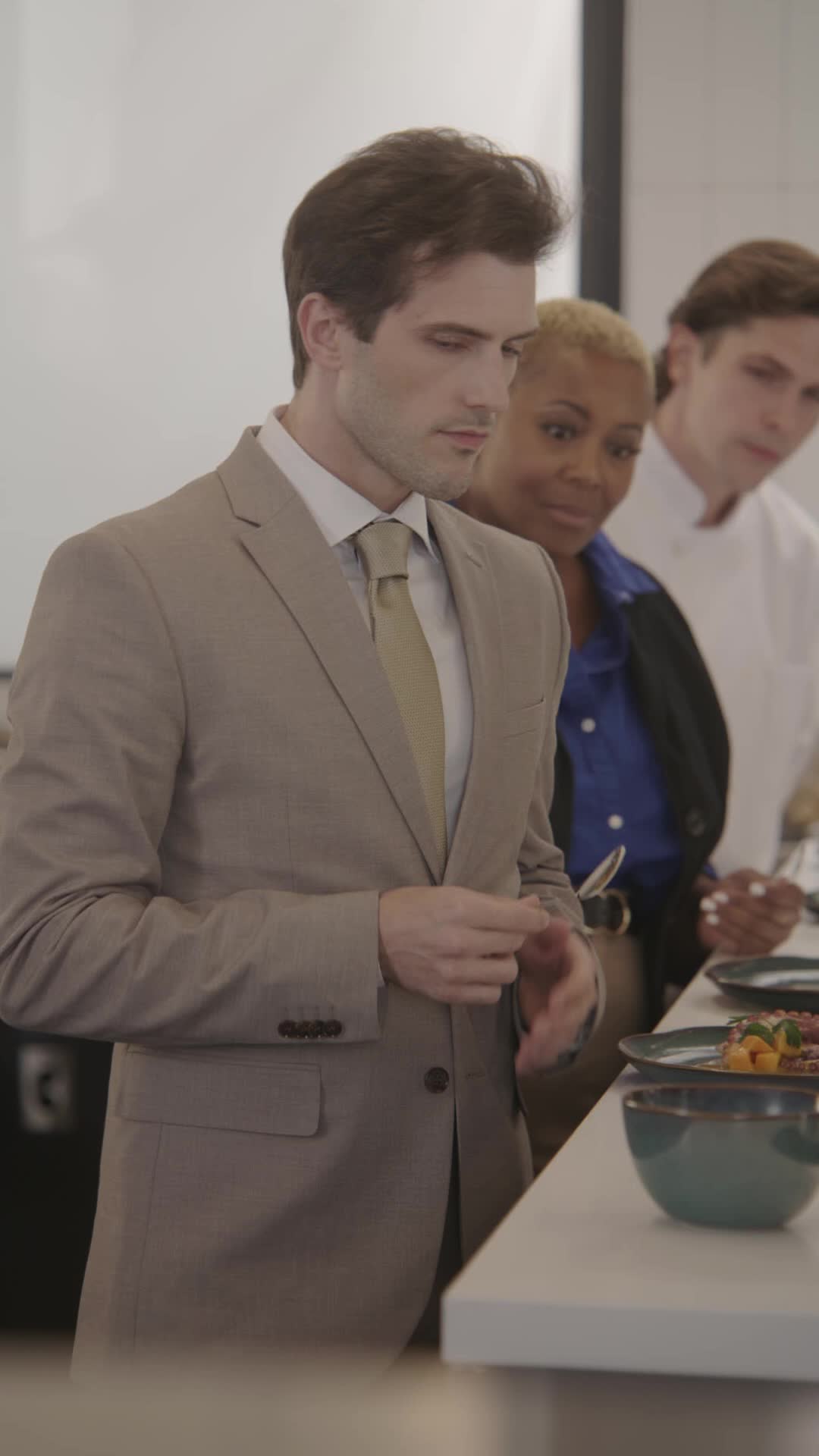 Tập 12 - Alex desaprueba chefs y se siente tentado por un plato feo