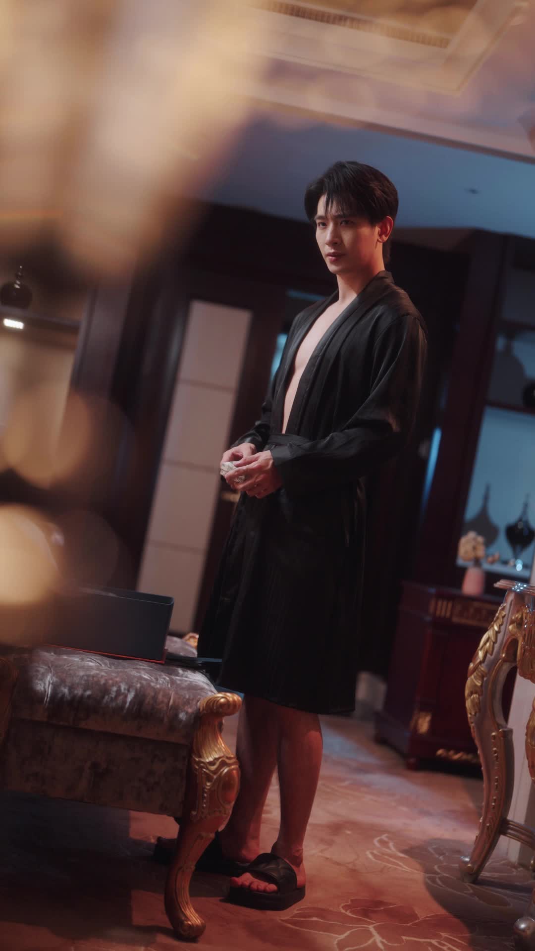 Episodio 12 - Flirteo y advertencia de Jonathan a Elizabeth