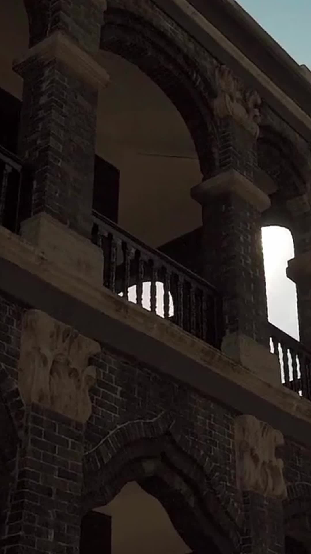 Épisode 4 - Jefferson insiste pour voir le visage voilé