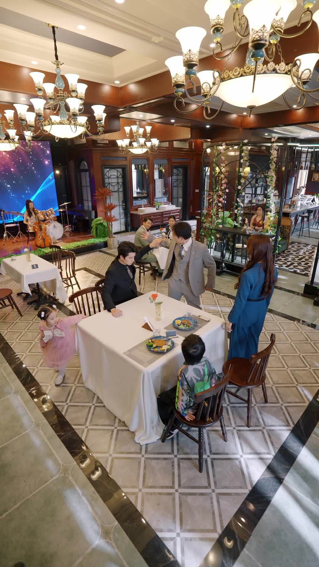 Episódio 4 - 酷颯媽咪，萌寶神助攻